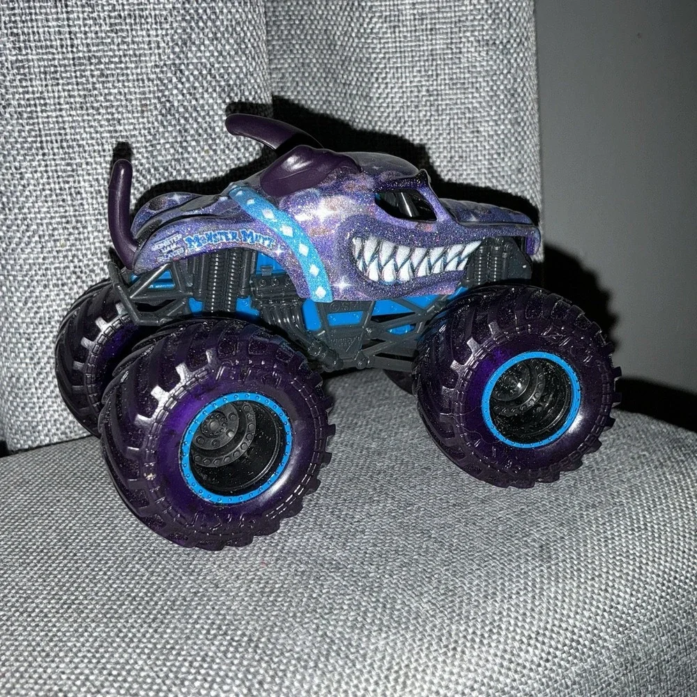 Monster Jam Gears Galaxies Monster Mutt Dalmatian Purple 1:64 Purple Sparkle